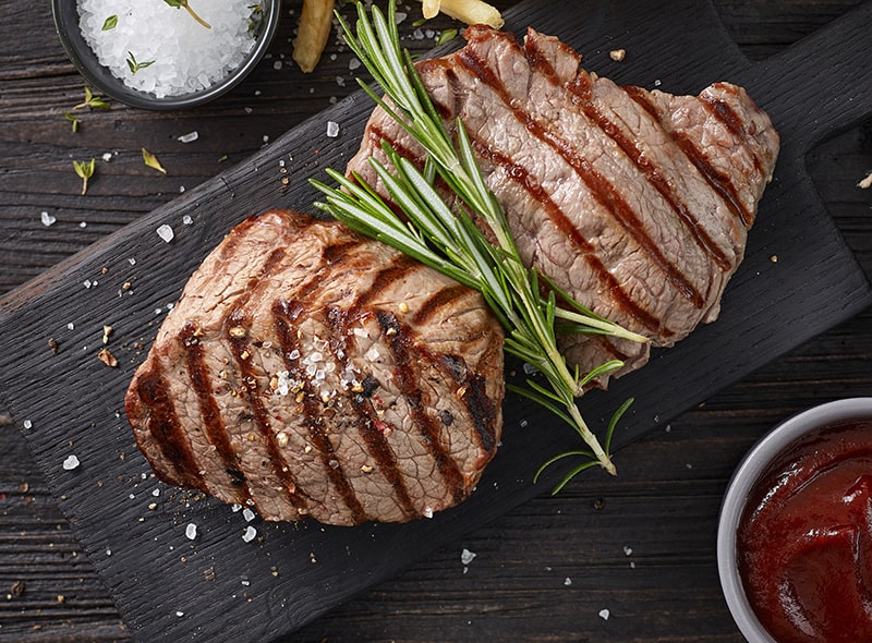 grilled beef steaks D3L92ZW min 1.jpg