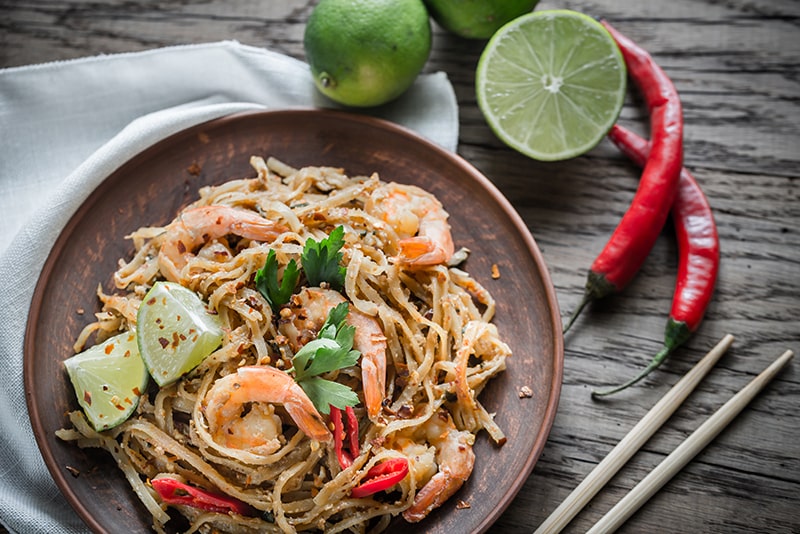 thai fried rice noodles with shrimps PK9BAQ7 min 1.jpg